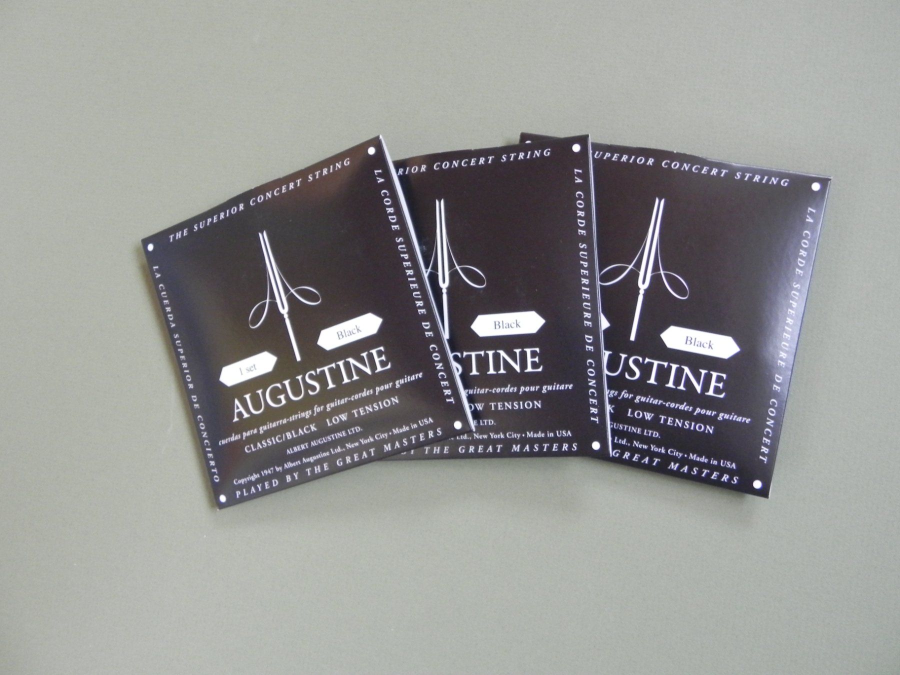 Musikinstrumente: drei Sets - Augustine Classic Black Soft  mit 20% Rabatt – Neu und originalverpackt aus Grimisuat von Valmonmusic