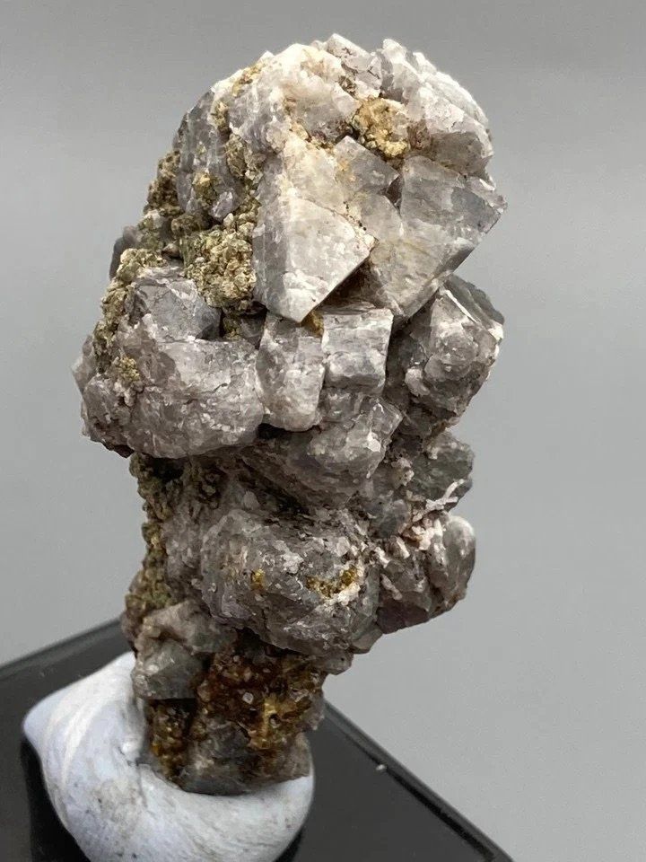 Minerali & Pietre curative: Scheelite with Garnet from China – Usato da Figino venduto da minshop 1
