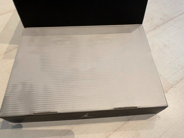 Nike Herrenschuhe: Nike Air Jordan 4 Retro – Neu und originalverpackt aus Neuchâtel von man_h9fp 5