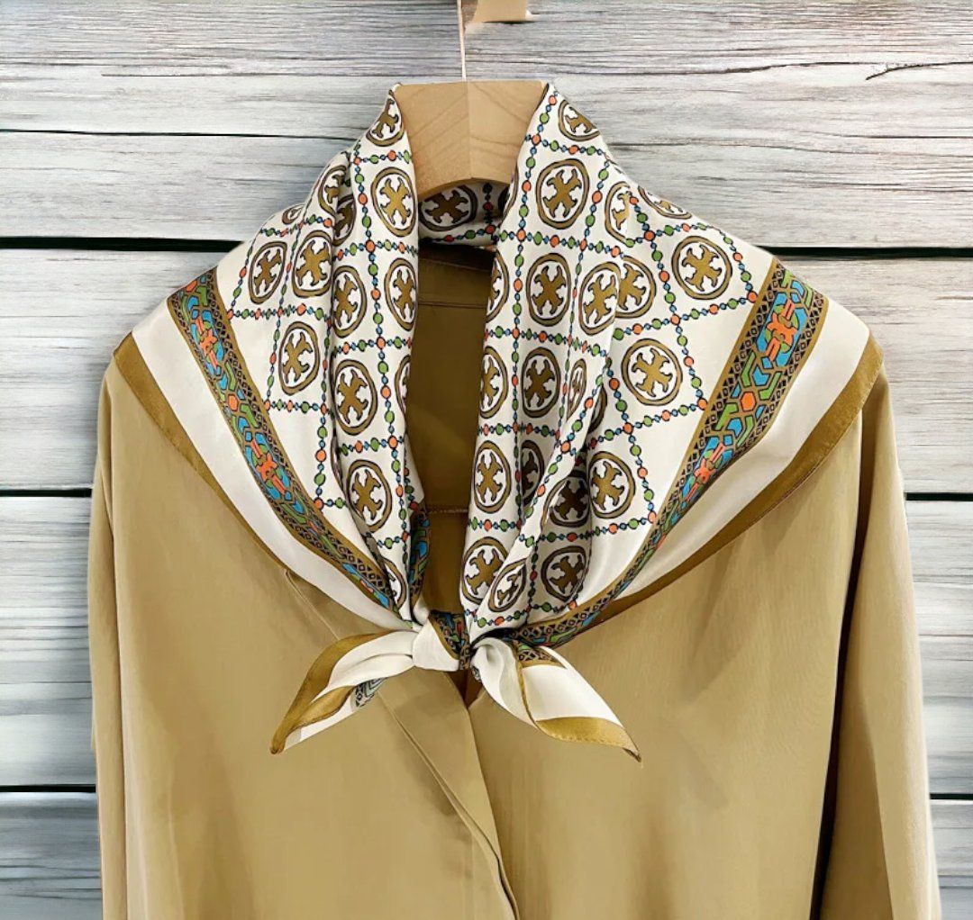 Foulard & Sciarpe: New 68cm 100% Silk Scarf, Chain Pattern Silk Neckscarf – Nuovo e nell'imballaggio originale da Baar venduto da virginiablossoms 1