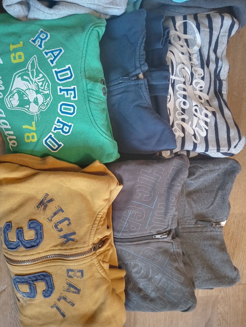 Kleiderpakete & -sets: Set Pullis/Hoodies Jungen ca. 128 gebraucht – Gebraucht aus Rehetobel von Modi98 1