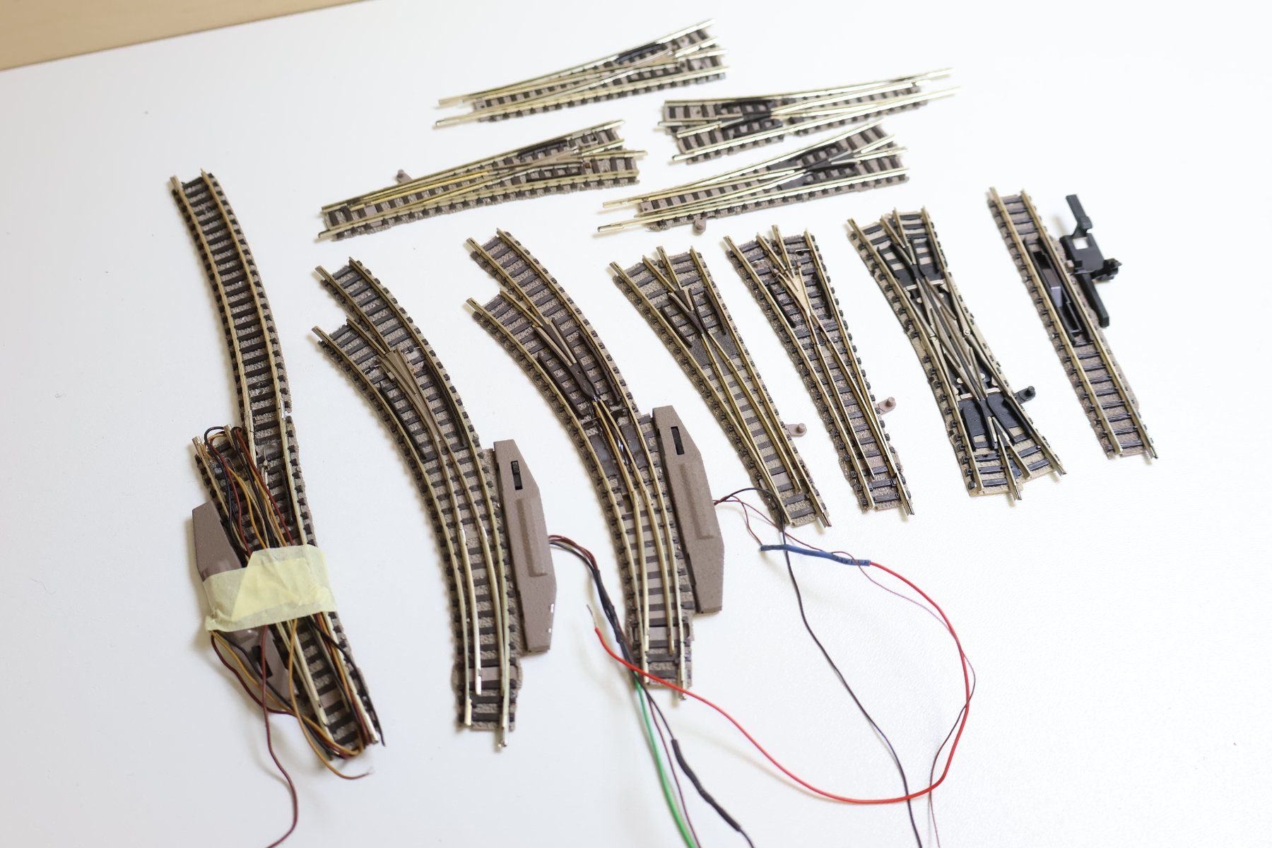 Fleischmann Modellini di ferrovie: Fleischmann 10 x Weiche Spur N - Elektro/Hand – Usato da Winterthur venduto da Monstera 3