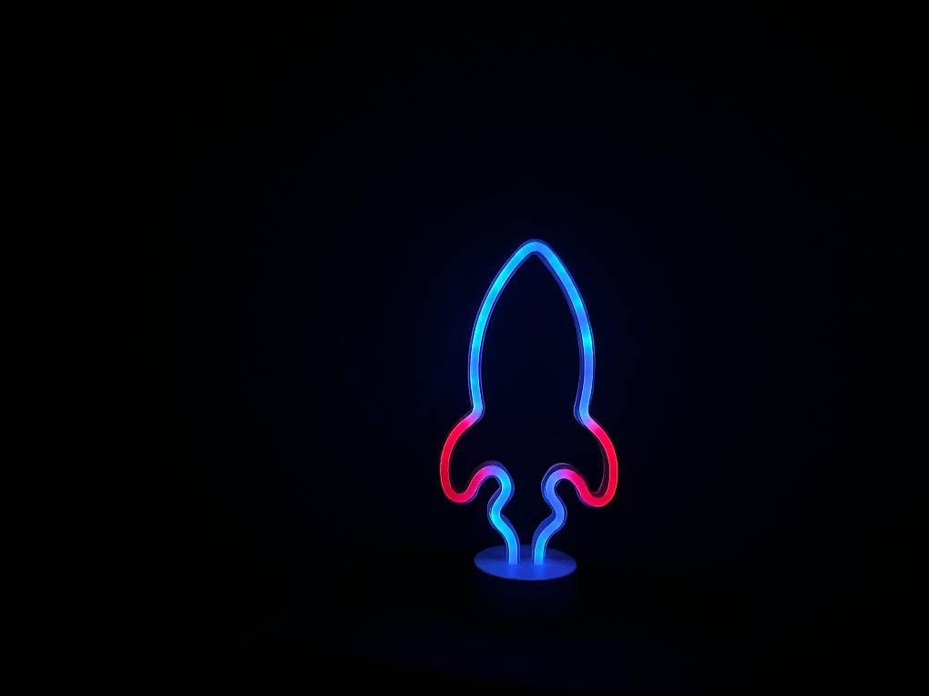 Lampen: Neon LED Dekoleuchte Rakete für Party oder Gaming-Zimmer – Gebraucht aus Weggis von tan_v55z