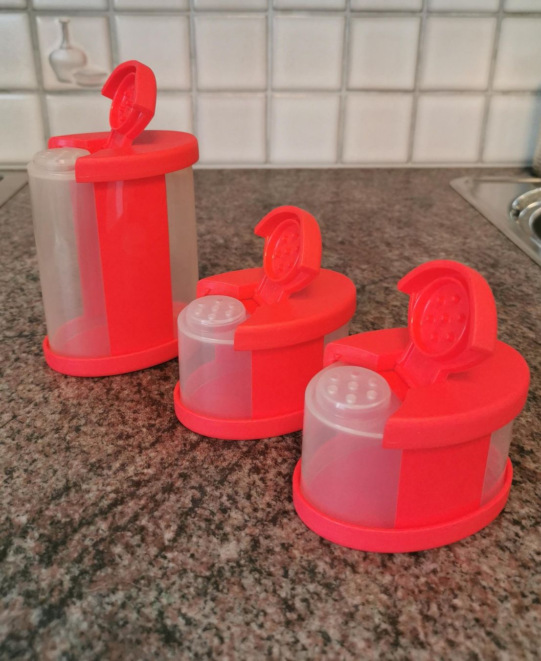 Tupperware Recipients et similaires: Tupperware Gewürzbehälter Set, rot - Neuwertig – Neuf (Voir description) à Birsfelden par mel_ndx7 1