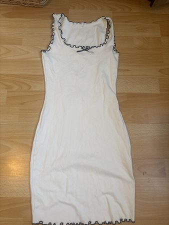 Sommerkleid weiss mit Wellensaum ärmellos guter Zustand