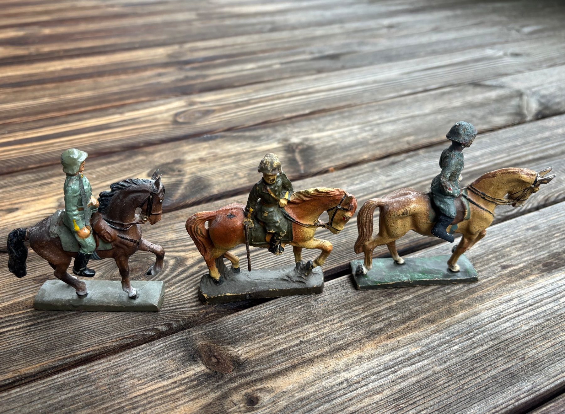 Statuette: 3 alte Elastolin Figuren Soldaten mit Pferden – Usato da Lüchingen venduto da Eeizo 4