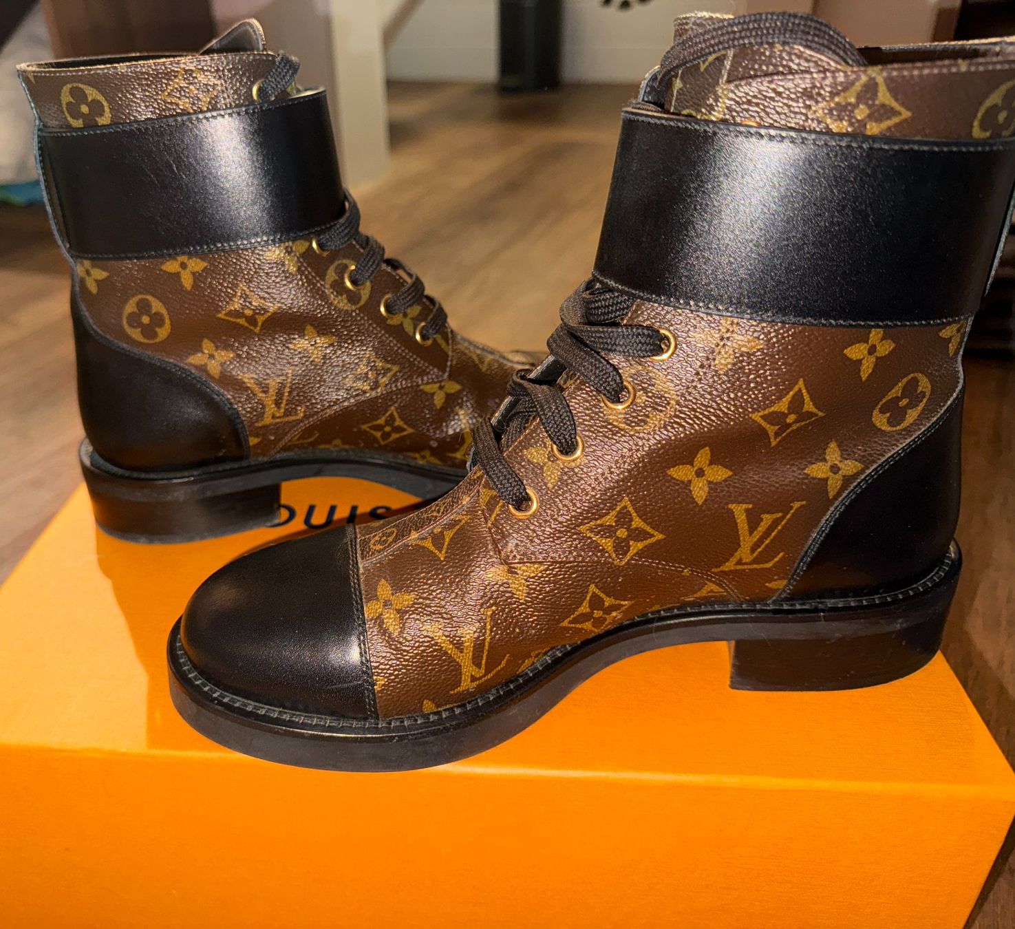 Louis Vuitton Damenschuhe: LOUIS VUITTON Wonderland Flat Ranger boots - 39 – Gebraucht aus St-Sulpice VD von juhdu 7