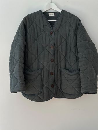 Gesteppte Jacke von kleinem Schweizer Label (Sun + Her)