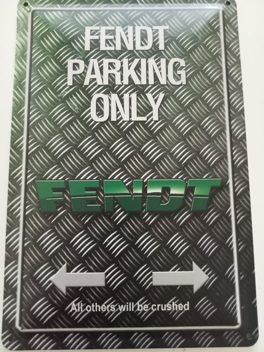 Fendt Insegne: Metallic Blechschild-FENDT-PARKING ONLY – Nuovo e nell'imballaggio originale da Rupperswil venduto da big-one-sale
