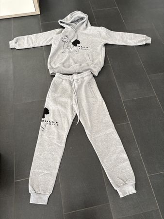 Grauer Trainingsanzug mit Hundegrafik Grösse S