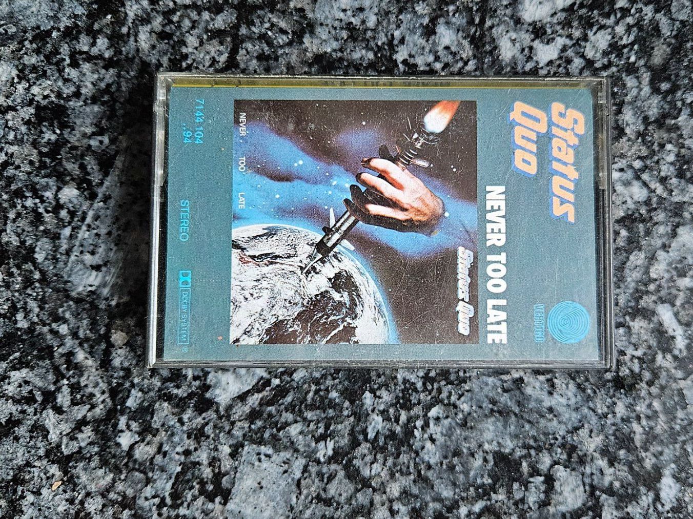 Musicassette: Status Quo - Never Too Late - Kassette – Usato da Untervaz venduto da FullFlap777