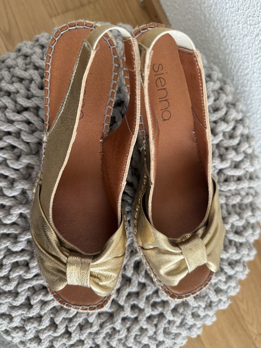 Damenschuhe: Goldige Keilsandalen – Gebraucht aus Hedingen von julesli 1