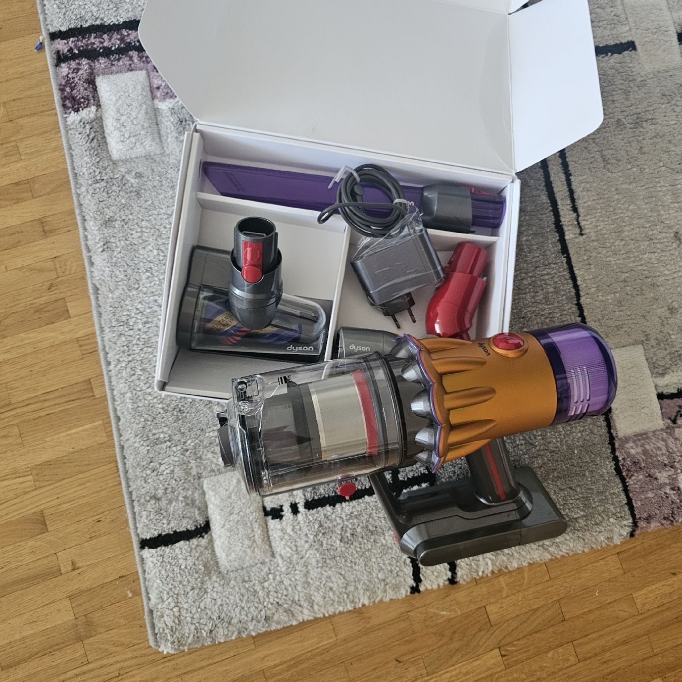 Dyson Staubsauger & Zubehör: Dyson v12 neuf de 1 Chf – Neu (gemäss Beschreibung) aus Plan les ouates von Braun_charly 1