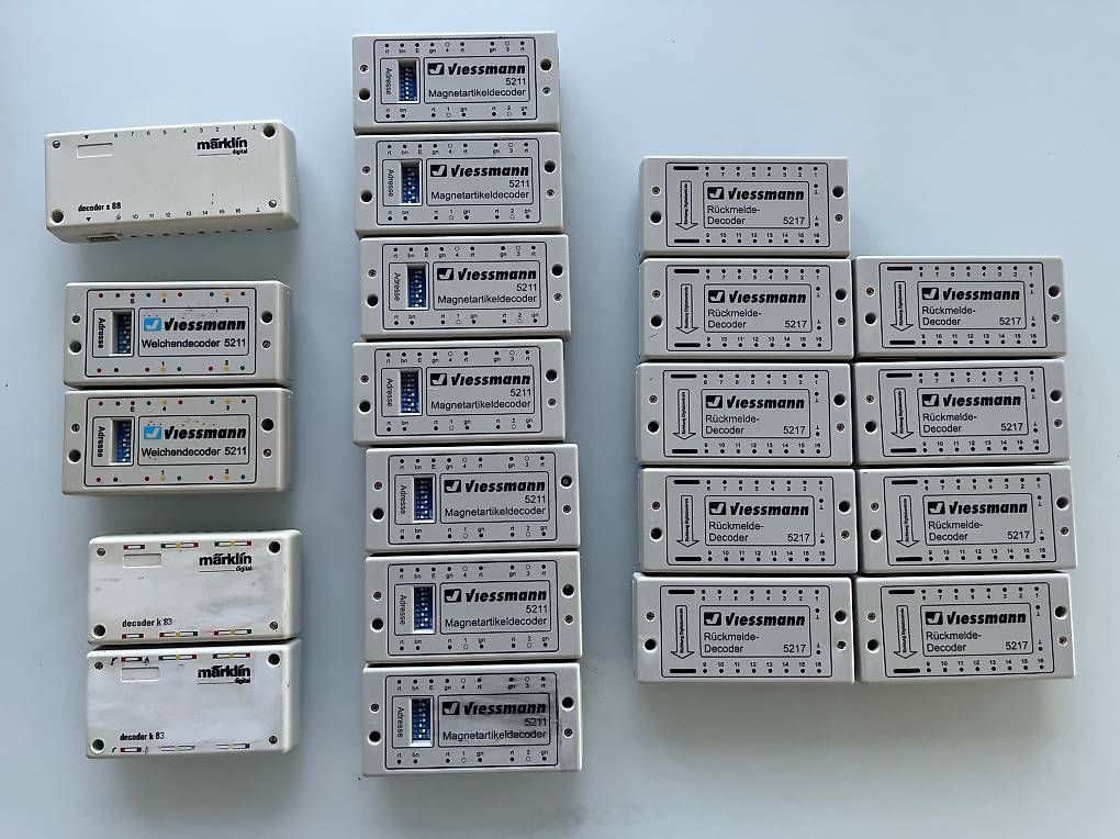 Viessmann Modellini di ferrovie: Viessmann & Märklin Decoder Paket 20+ Stück + S88 Kabel – Usato da Winterthur venduto da PS-Models