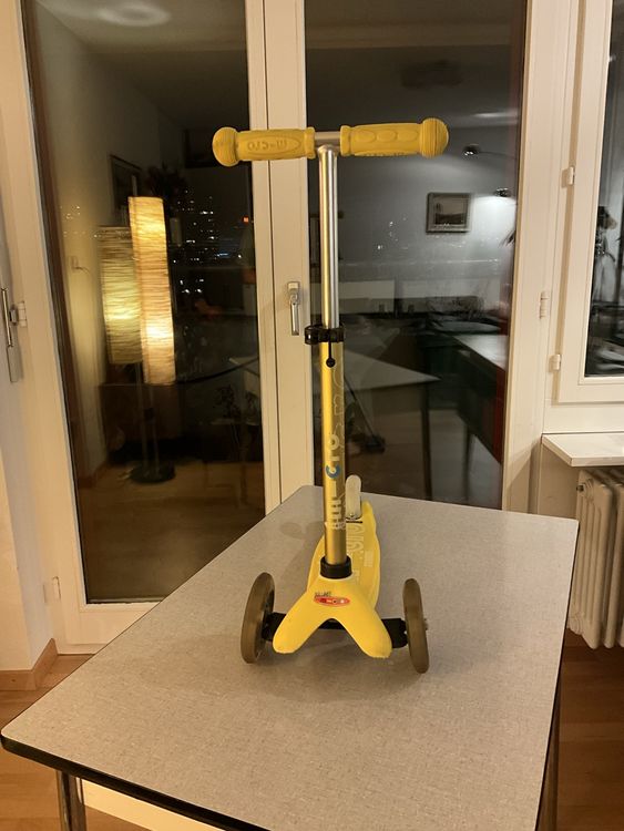 Kids' Yellow Micro Mini Scooter Deluxe - mit LED wheels (Gebraucht) in ...