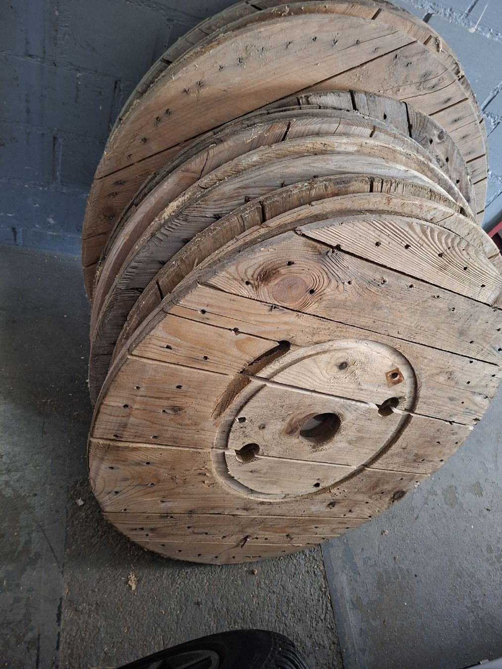 Articoli in legno: Holzspulendeckel, 10  Stk. gebraucht – Usato da Oberhasli venduto da Cortina