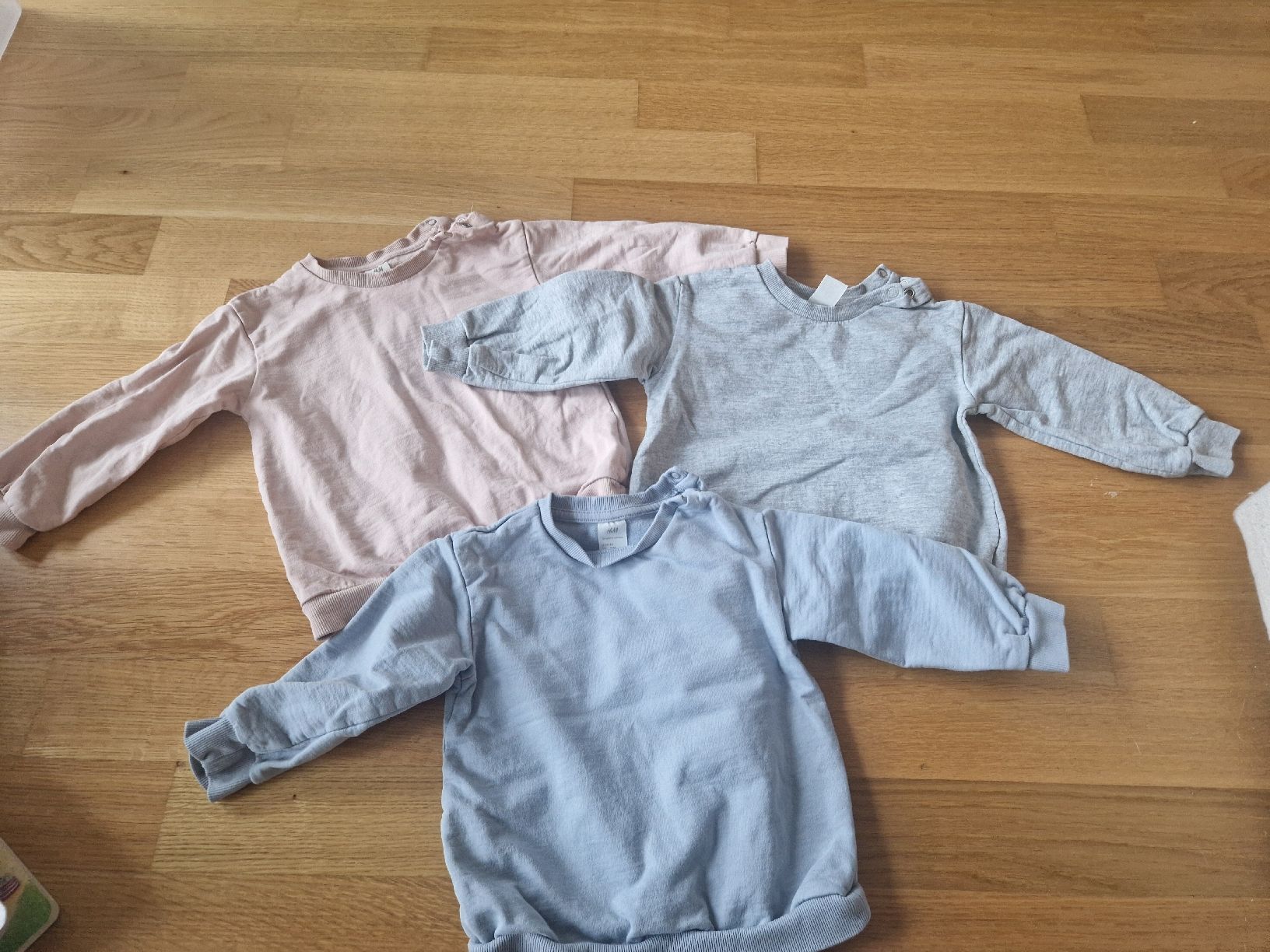H&M Lotti & Set di vestiti: Baby - 3 Pullover - Gr 86 - Rosa/Hellblau/Grau - H&M – Usato da Reinach BL venduto da Dschinni80 9