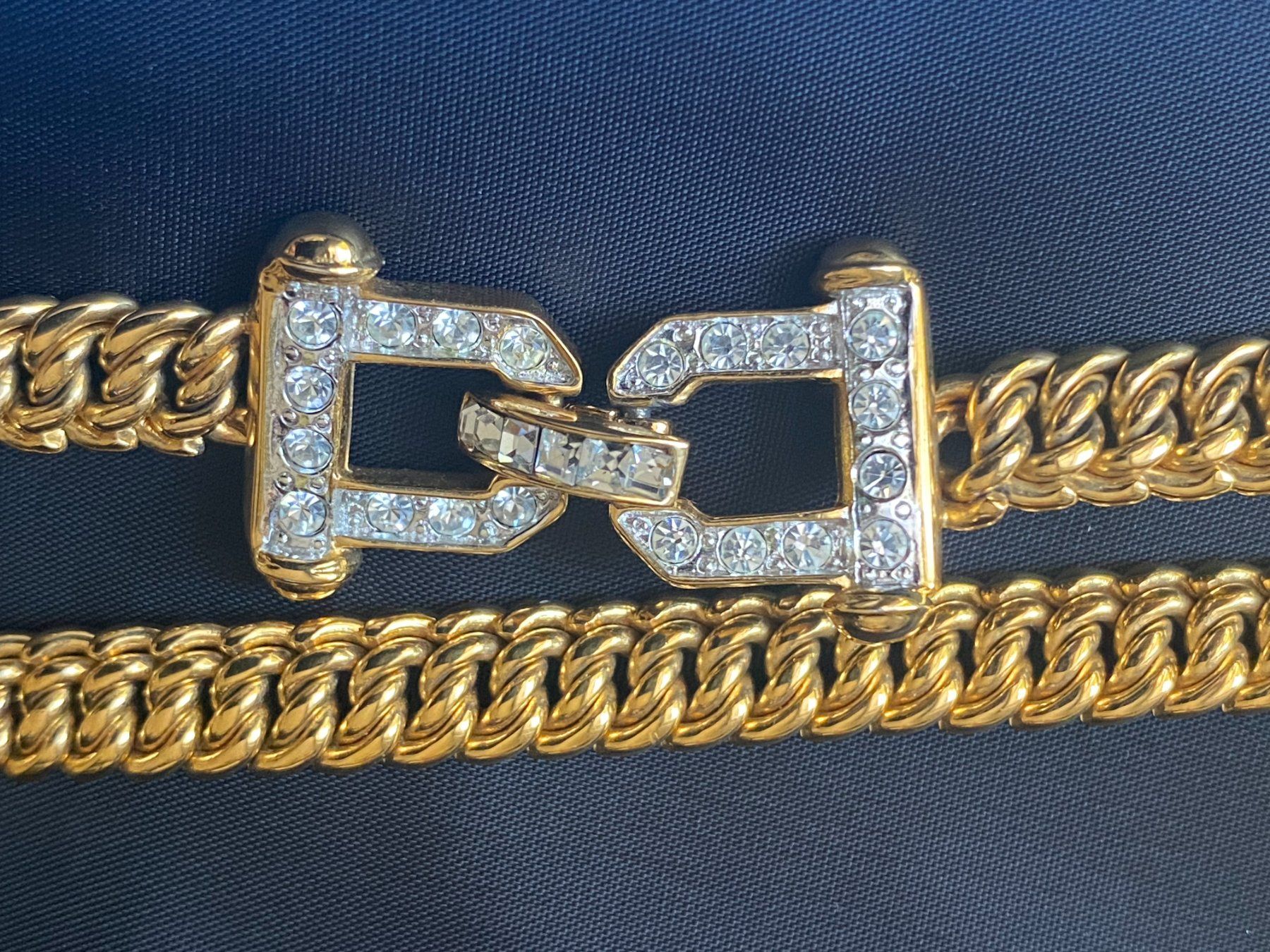 Catenine: Halskette, Modeschmuck mit Glitzersteinen, klassisch & edel – Usato da Gümligen venduto da Primeselection