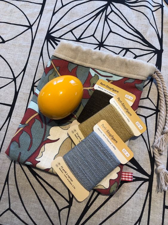 Vintage Stopfkugel / Stopfei Set mit Tasche und Garn (Gebraucht) in ...