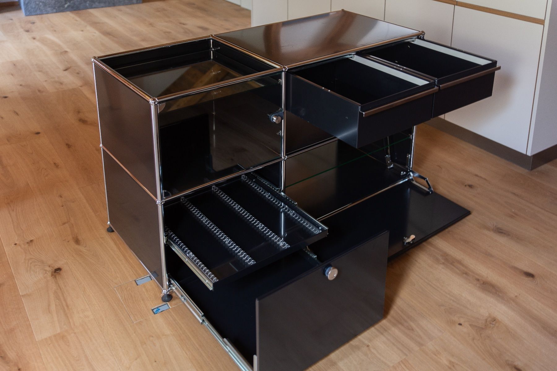 Cassettiere: USM Haller Sideboard schwarz mit Glas und Schubladen – Usato da Samnaun Dorf venduto da theozegg 1