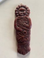Diese rote Wachsfigur erinnert an Fatschenkinder? Jesuskind?