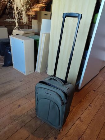 Reisekoffer olivgrün mit Rollen gebrauchter Zustand