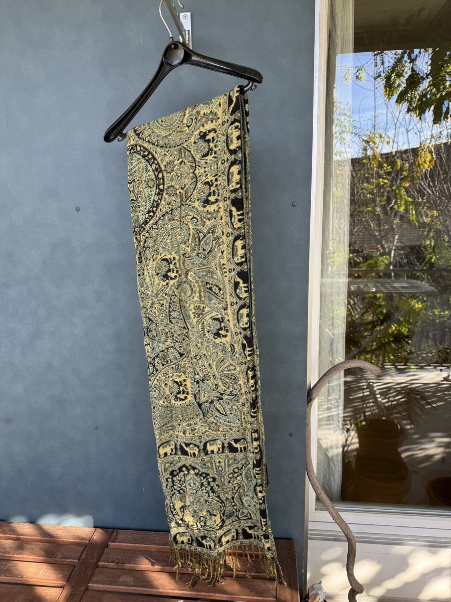 Foulard & Sciarpe: Dicker Schal mit Elefantenmuster 🐘 – Usato da Egg b. Zürich venduto da Flummi 1