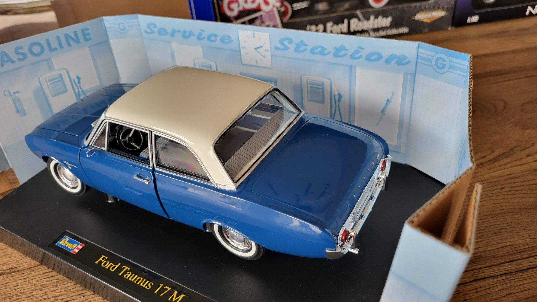 Revell Modellautos: Ford Taunus 17 M 1:18 Revell – Gebraucht aus Rothrist von Juana5 2