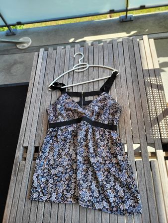Damen mini Kleid mit Blumenmuster und Reissverschluss 
