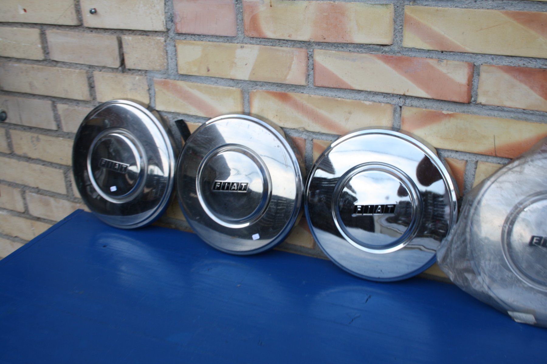 Fiat Tutti pezzi di ricambio auto: 5 CHROM RAD DECKEL VERMUTLICH FIAT 124 ODER 131 – Usato da Wauwil venduto da Pneuedy 7