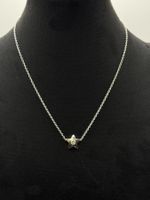 Collier en or blanc avec pendentif étoile serti d’un diamant
