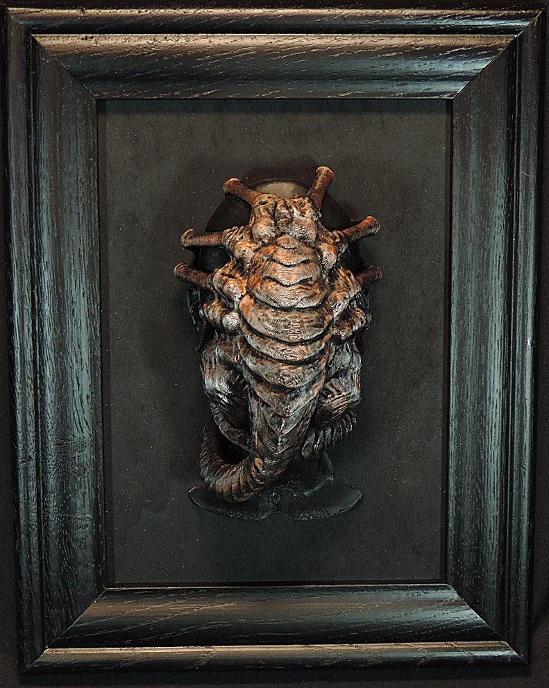 Statuette: Alien Facehugger Skulptur im Holzrahmen – Usato da Duggingen venduto da roterbambus
