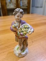 Meissen Porzellanfigur Junge mit Blumen