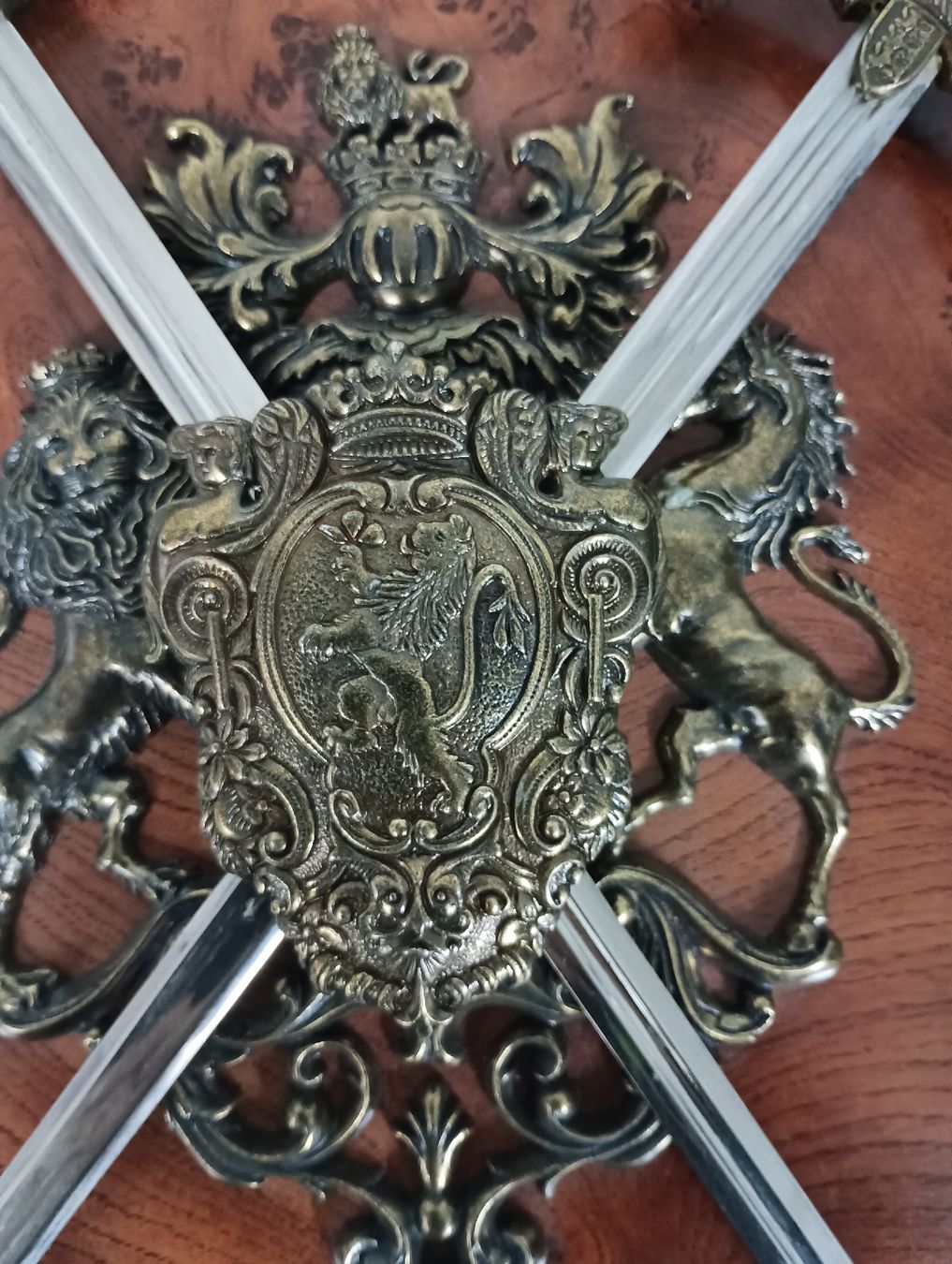 Altre raccolte & rarità: Dekorative Wandhalterung mit Schwertern, Ritter, LARP – Usato da Brislach venduto da Falke666 1