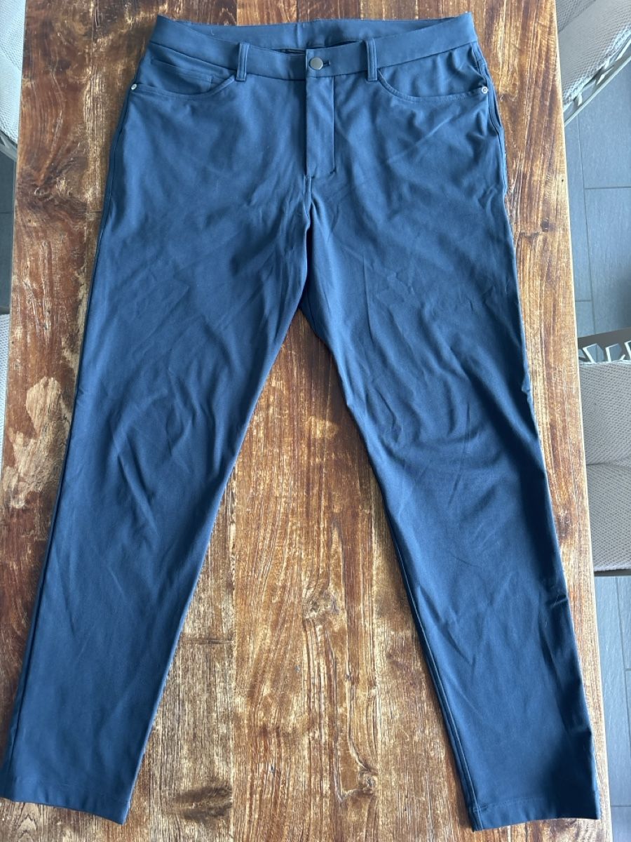 Lululemon Pantaloni: Lululemon dark blue pants (W34 / L32) – Usato da Zuerich venduto da junverhau