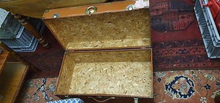 Grande malle vintage avec détails en laiton