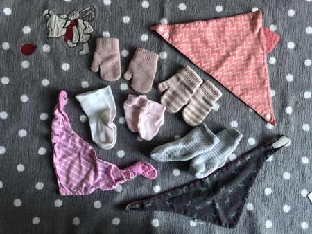 Baby Mädchen Set: Lätzchen, Söckchen, Fäustlinge Gr. 56/62