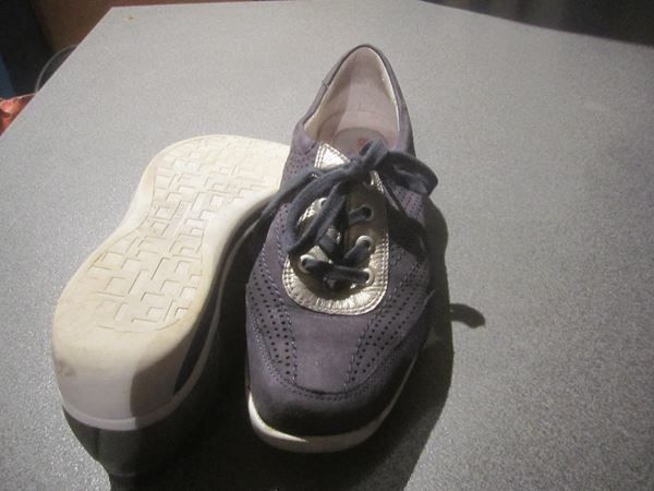 Scarpe da donna: Halbschuh Grösse 37 1/2, blau/hinten – Usato da Zürich venduto da Motzkuh