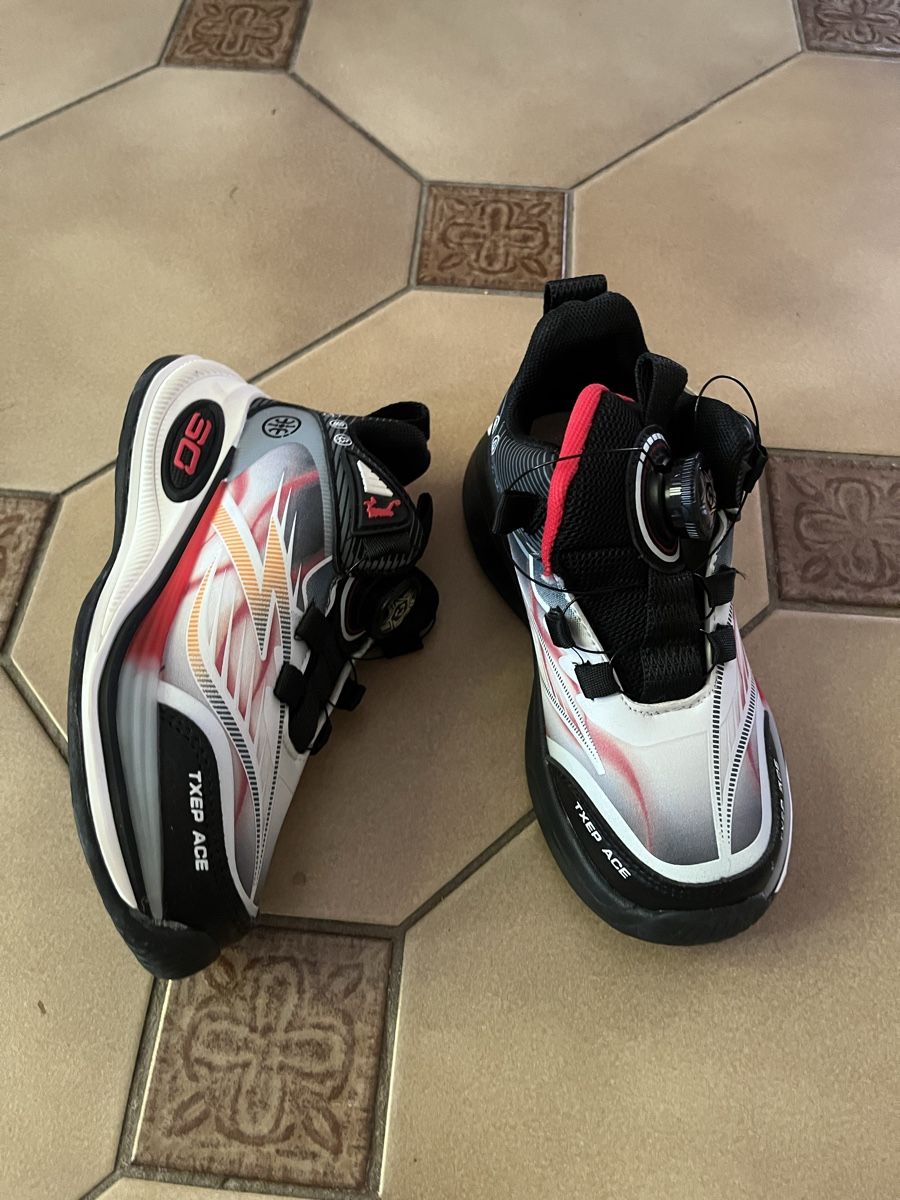 Scarpe per ragazzi: Basket chaussures taille 32 neuf  – Nuovo (secondo la descrizione) da Bellevue venduto da utilisatratice