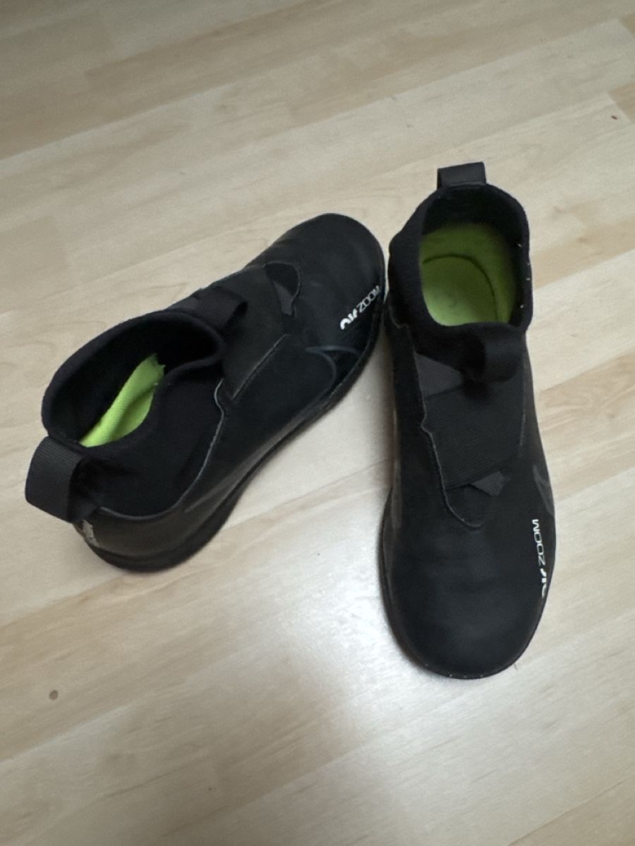 Nike Scarpe da uomo: Fussball Hallenschuh Nike Grösse 37.5 – Usato da Arnegg venduto da bulubulu