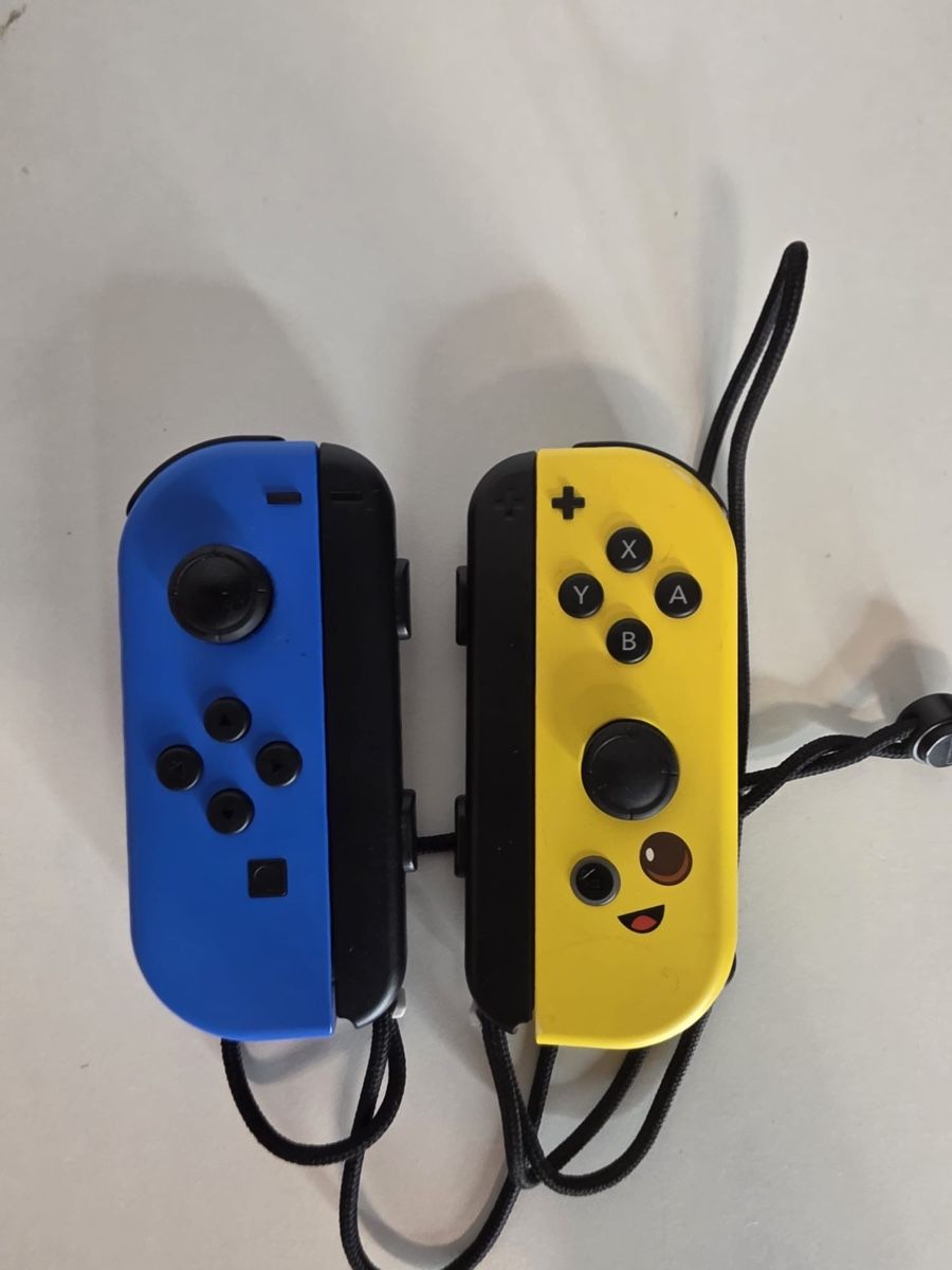 Nintendo Controller: Nintendo Switch Joy-Con controllers blue yellow – Usato da Ehrendingen venduto da bubulence 1
