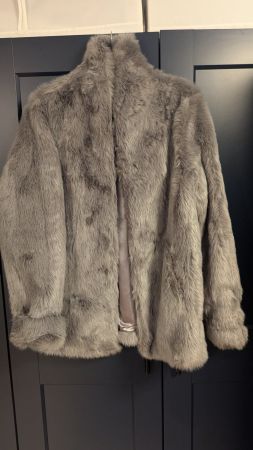 Luxuriöse graue Kunstpelzjacke (Faux Fur) – ASOS – Neuwertig