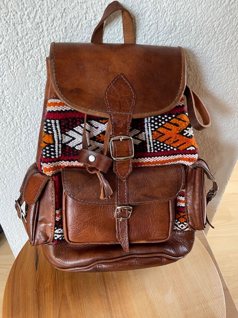 Zaini: Toller Rucksack aus Leder mit Textil eingearbeitet – Usato da Köniz venduto da kupu-kupu