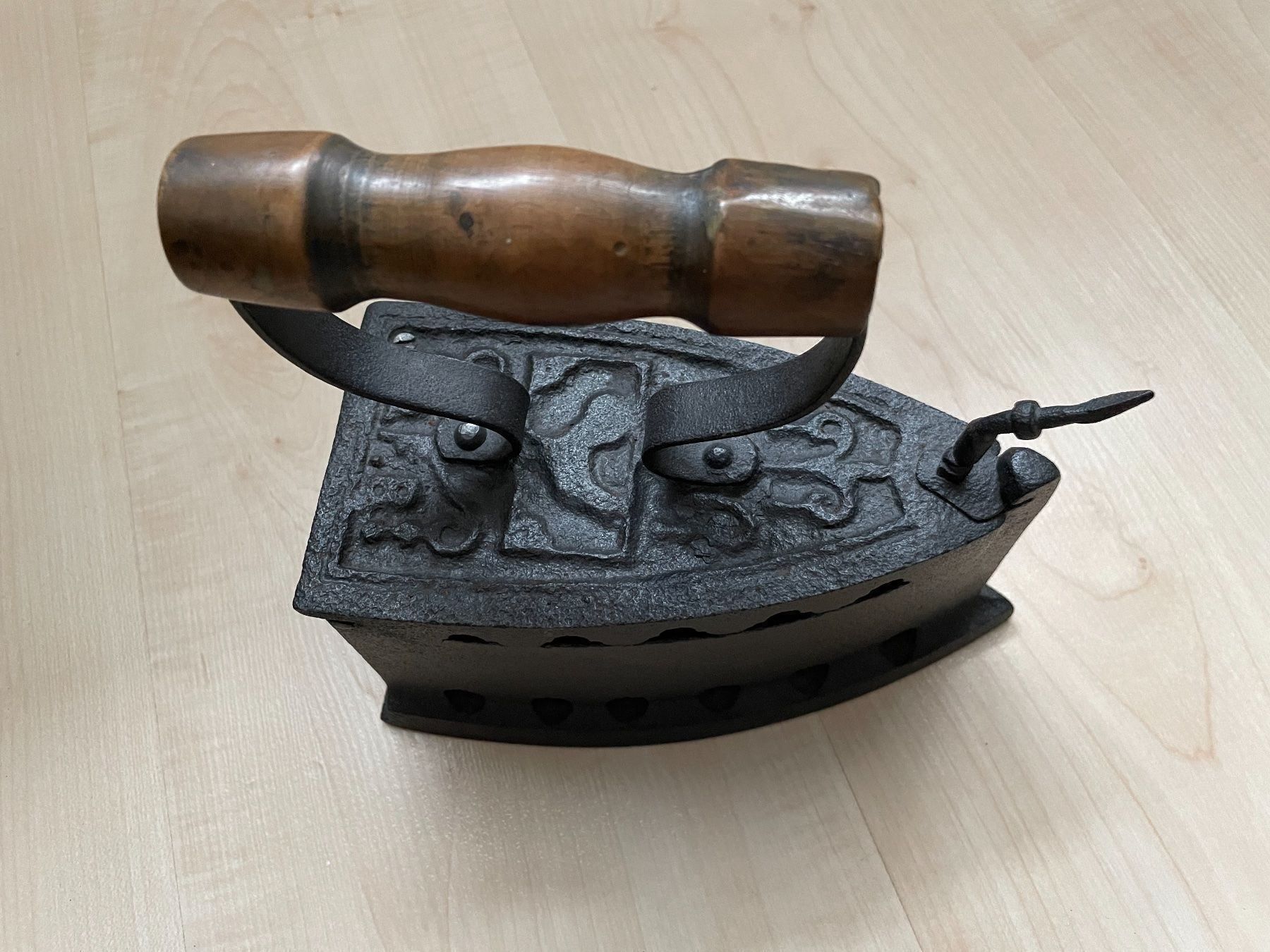 Bügeleisen: Antikes Kohle-Bügeleisen, Original – Gebraucht aus Wilderswil von Renaissance1 2