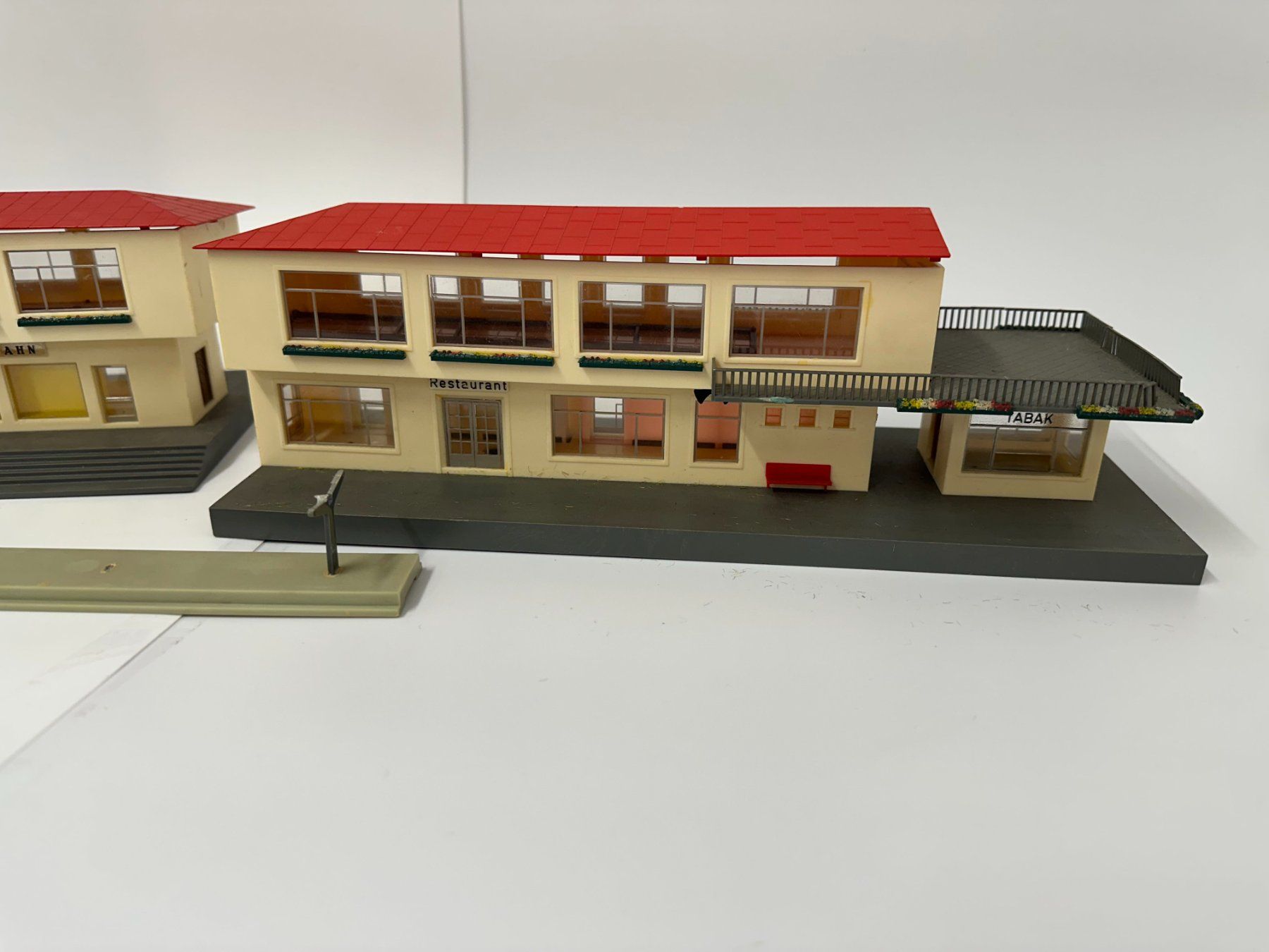 Modellini di ferrovie: H0 Bahnhof mit Restaurant & Uhrturm – Usato da Dübendorf venduto da TrimTrend 2