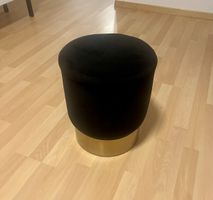 Schwarzer Samthocker mit goldfarbenem Fuss 