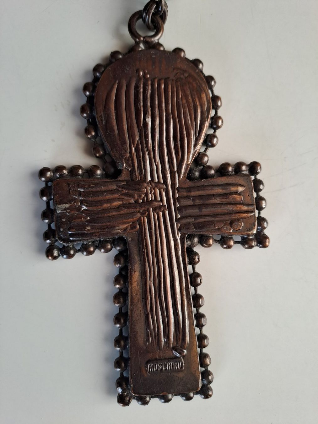 Moschino Ciondoli: PENDENTIF MOSCHINO ANKH – Usato da LAUSANNE venduto da KWEW 1
