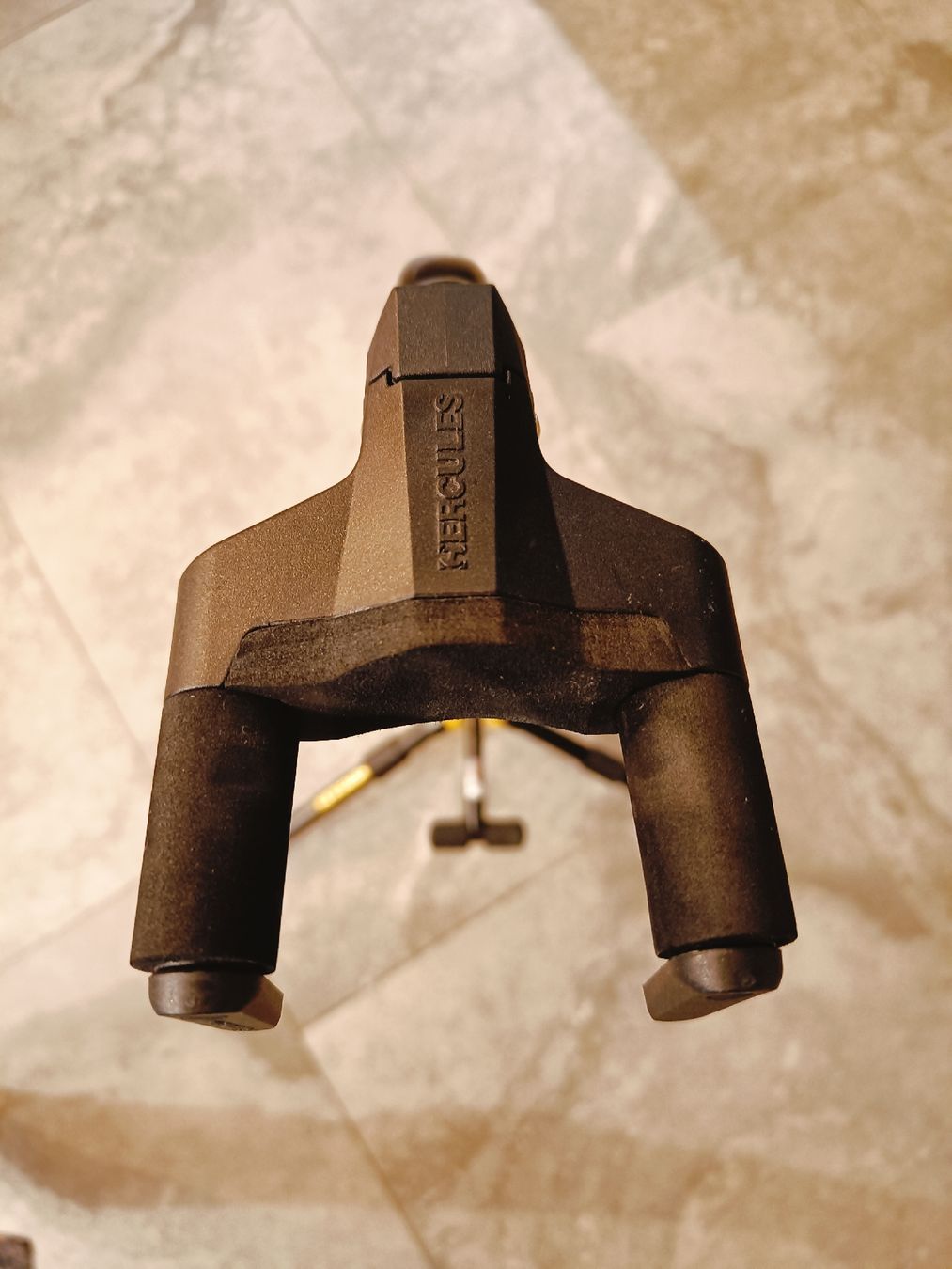 Hercules Supporti per strumenti musicali & leggii: Hercules Gitarrenständer Neuwertig – Nuovo (secondo la descrizione) da Zürich venduto da nin_6b6w 1