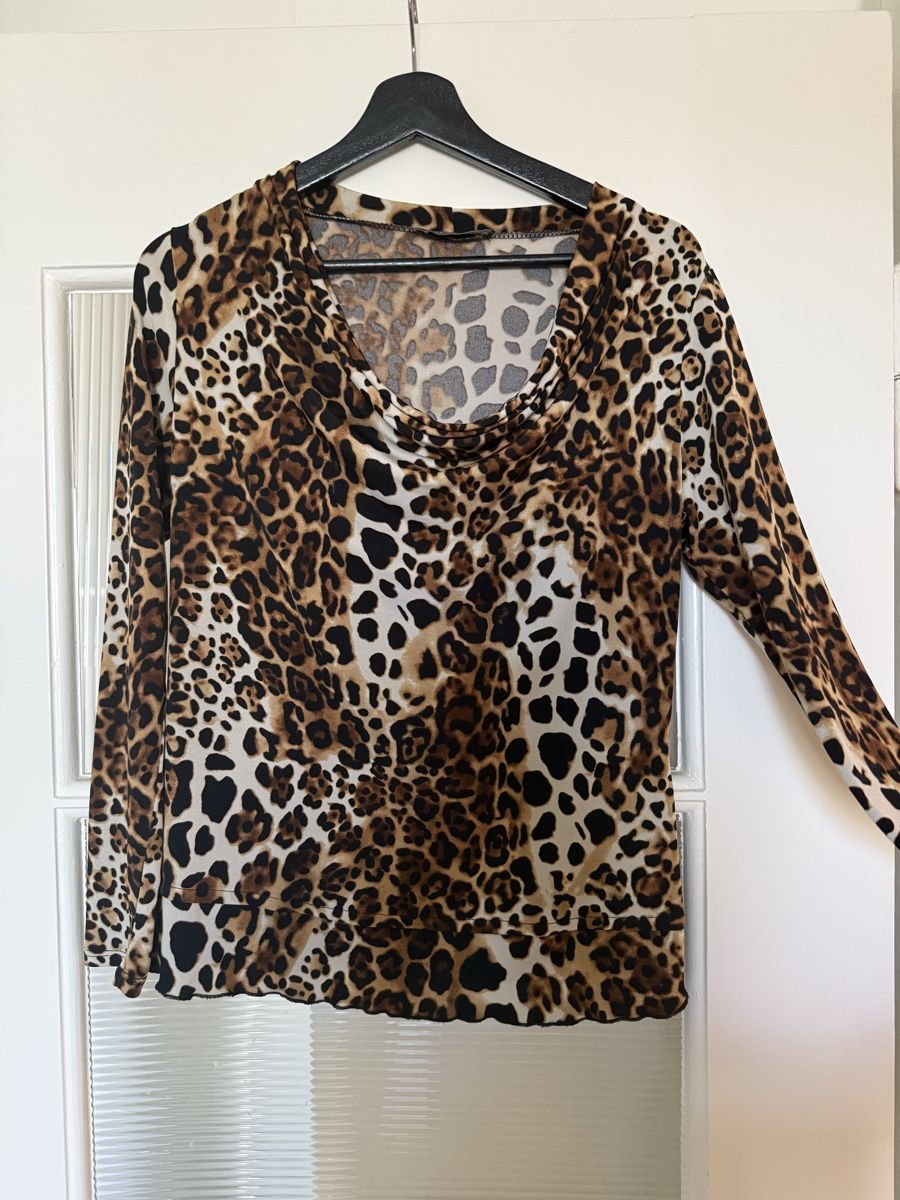 Top: Y2k vintage Leopard Longsleeve Wasserfallausschnitt – Usato da Basel venduto da nor_j7qc 2