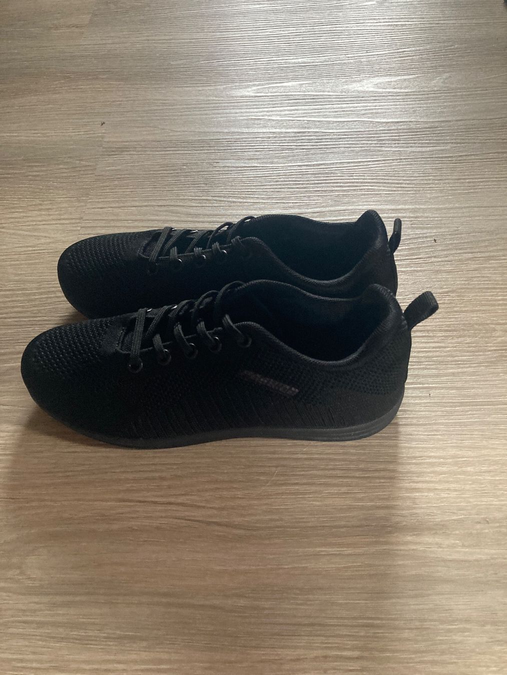 Damenschuhe: 2 Paar Sneakers 37 fast neu – Gebraucht aus Bischofszell von Silberviolett 1
